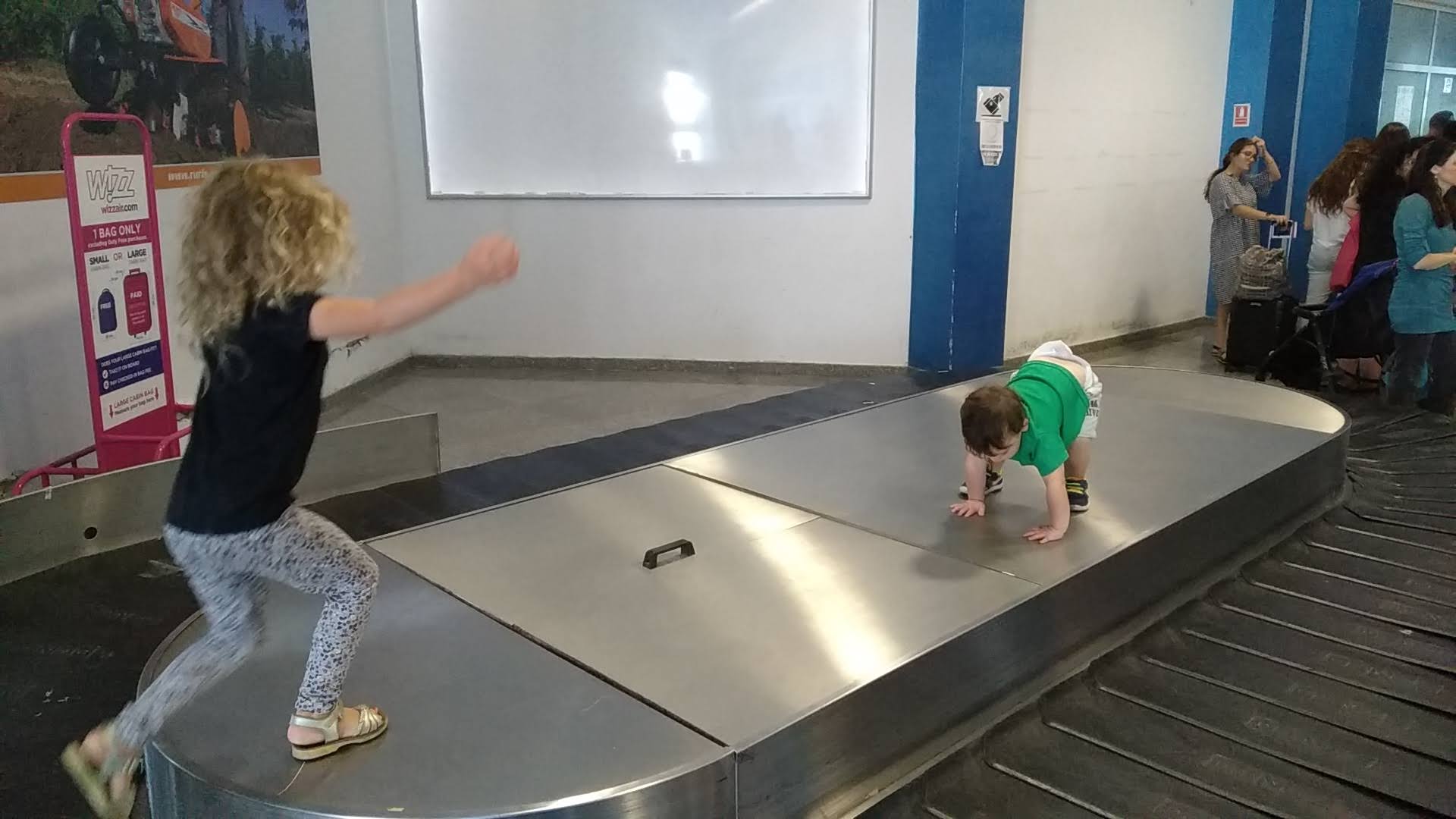 גרסה רומנית למשחקייה בשדה התעופה